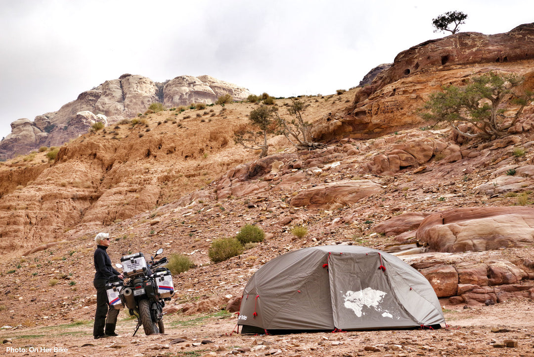 Viaja en una BMW 800 GS con la ligera tienda ADV Tent de Lone Rider.