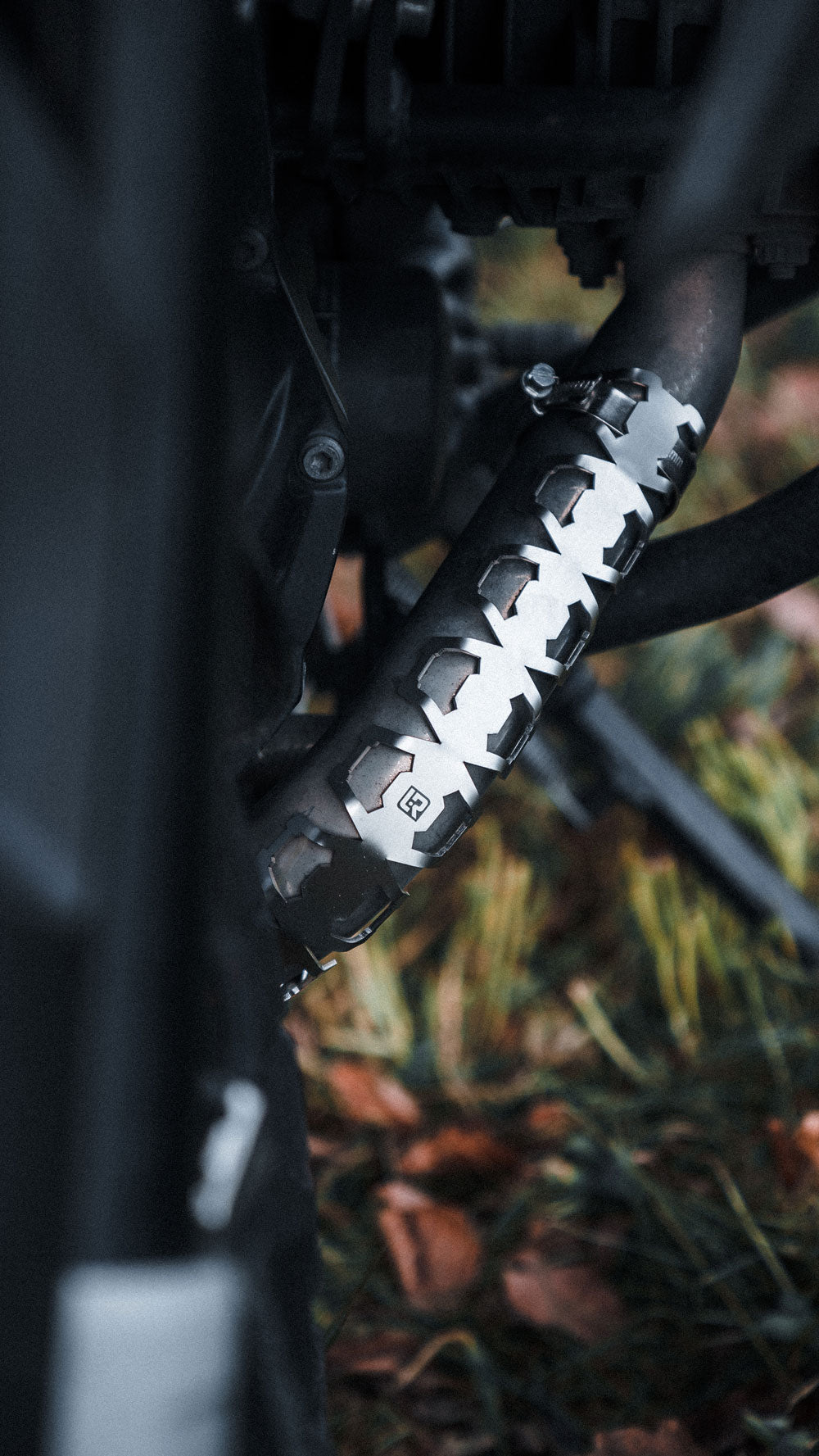 Protector del colector de escape instalado en una motocicleta para proteger las piezas metálicas.