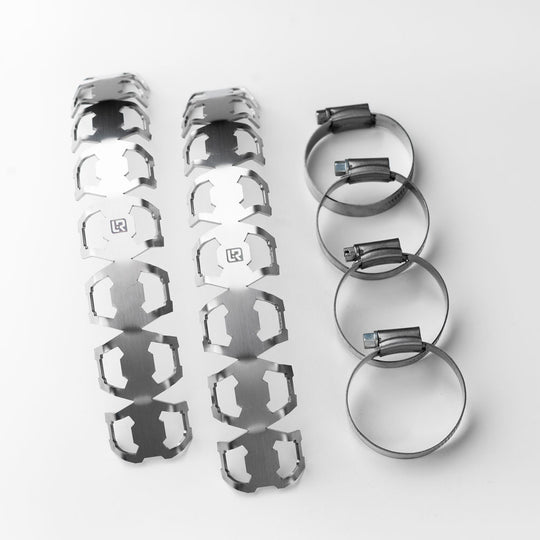 Protección del colector de escape con todas las piezas necesarias para proteger la motocicleta. 